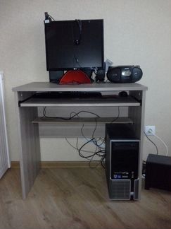 Небольшой компьютерный стол