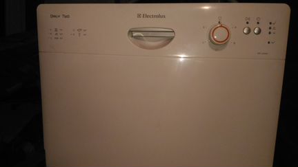 Продаю посудомоечную машину Electrolux ESF2430W