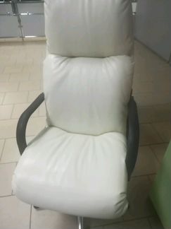 Кресло для педикюра в комплекте с тумбочкой и подс
