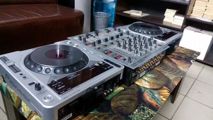 Професиональный DJ mixer behringer DJX700