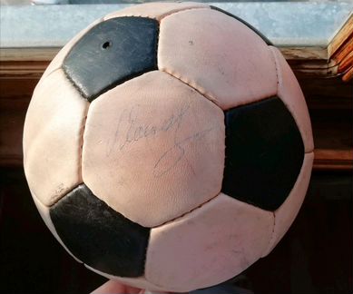 Футбольный мяч, с автографом вратаря Лев Яшин
