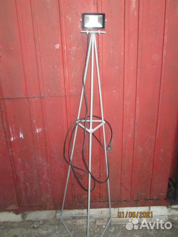 Прожектор на штативе