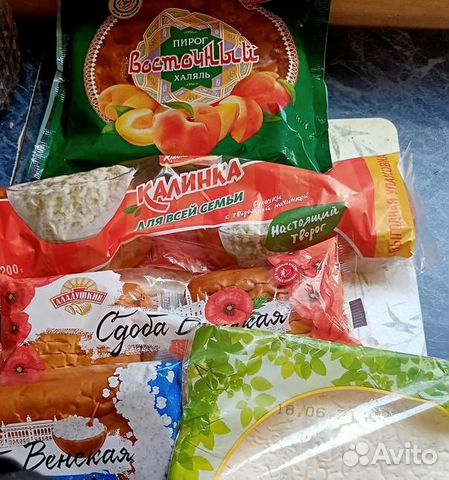 Молоко, хлеб, творог, пирожные для животных