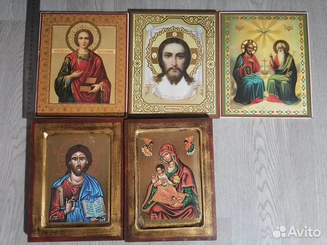Иконы разные, полка, лампада