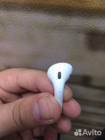 Правый наушник AirPods Правый наушник AirPods