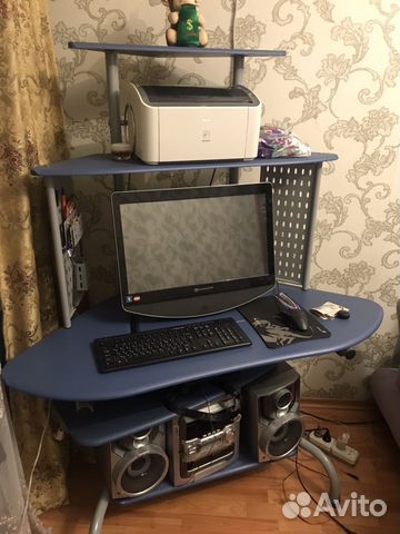 Компьютерный стол, компьютер и принтер