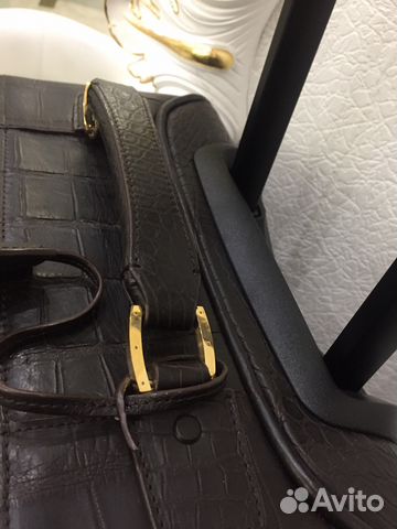 Чемодан из кожи крокодила