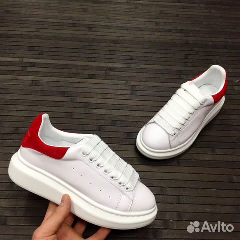 Женские кроссовки Alexander McQueen с красной пятк