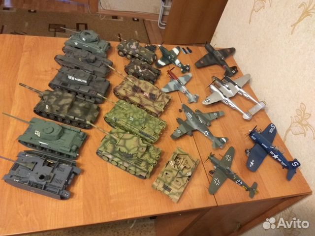 Коллекцию моделей танков и самолётов