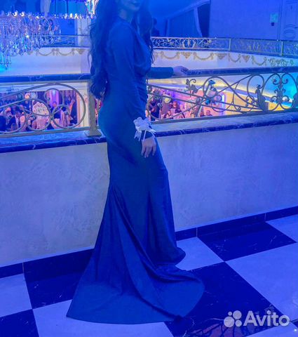 Вечернее платье в пол изумрудного цвета со шлейфом Вечернее платье в пол изумрудного цвета со шлейфом