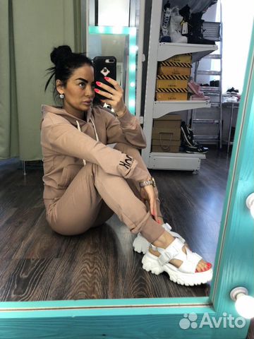 Спортивный костюм Reebok бежевый Спортивный костюм Reebok бежевый