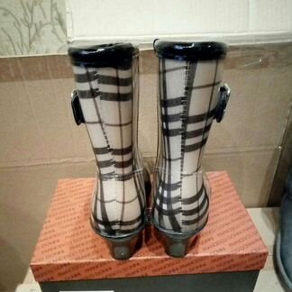 Стильные резиновые сапоги