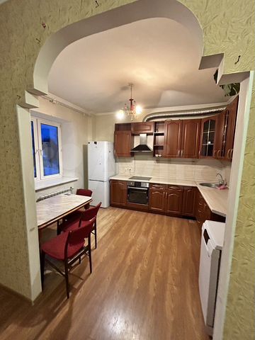 3-к. квартира, 90 м², 3/10 эт.