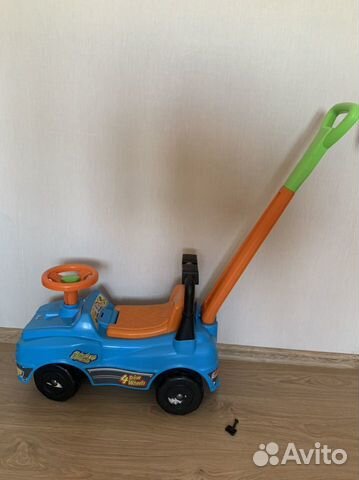 Машина каталка с ручкой