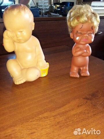 Пупсик из светлой резины с ведёрком