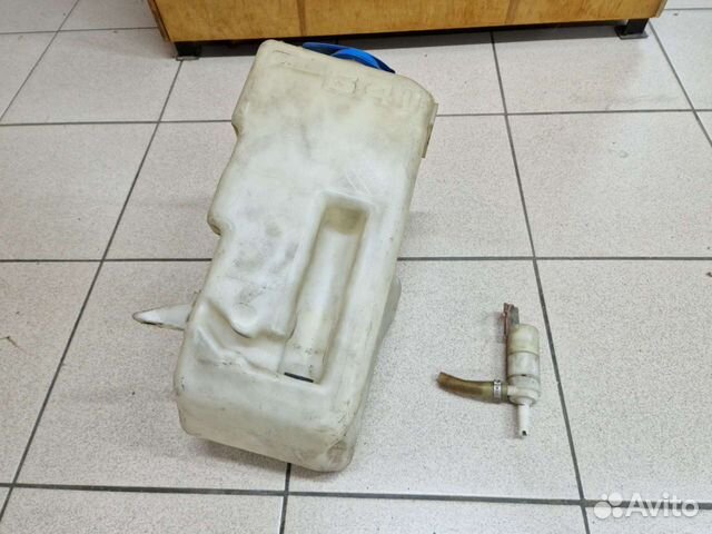 Увеличенный бачок омываетля 6.4л на Audi 100/A6 C4