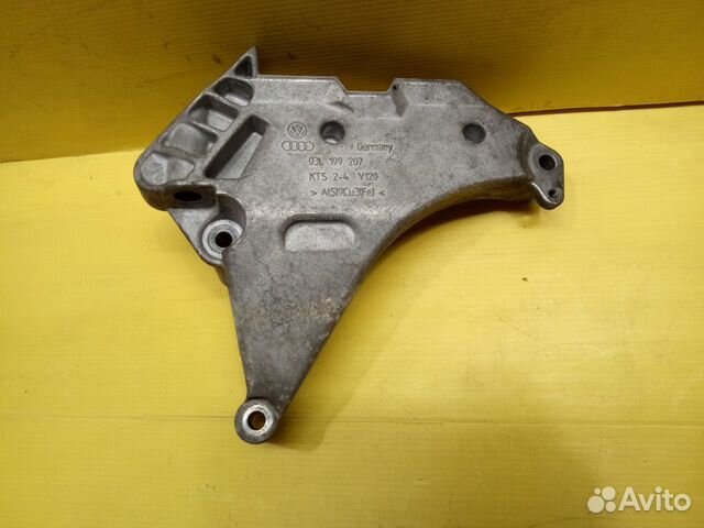 Кронштейн двигателя правый VW Passat B6 Q3 A3