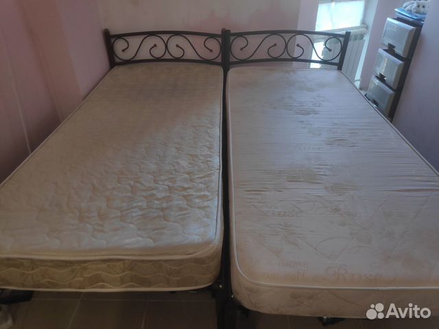 Две односпальные кровати рядом