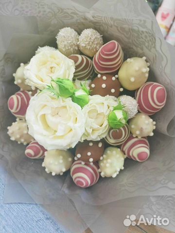 Букет миник с клубникой и куст розочкой