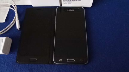 Смартфон Samsung Galaxy J3