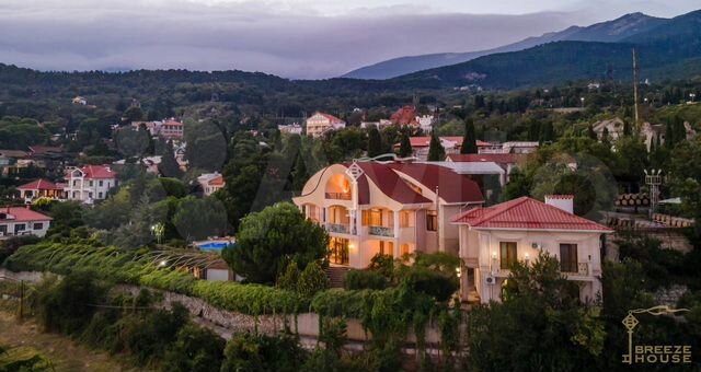 Дом 677 м² на участке 17 сот.