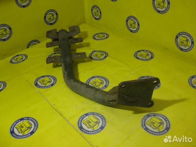 Кронштейн закабинного крыла правый 9415204733 merc