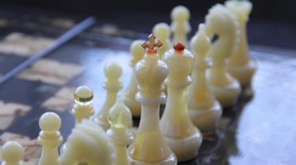 Шахматы из янтаря