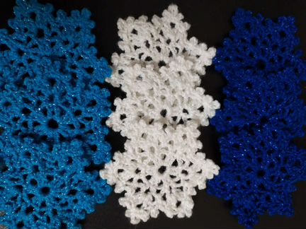 Снежинки вязаные, игрушки