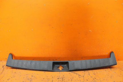 Обшивка панели багажника задняя Mitsubishi Pajero