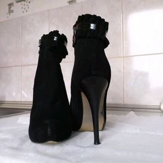 Стильные замшевые ботильоны