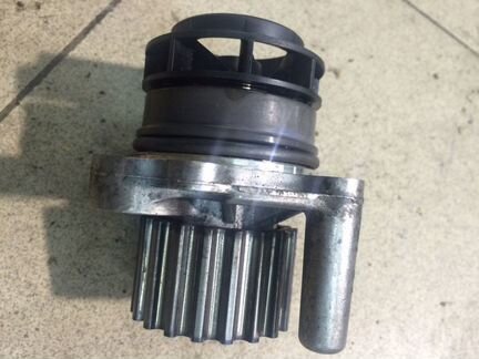 Помпа, насос Фольксваген 2.0 дизель, 038121031F