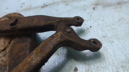 Рычаг передний нижний левый на Шевроле Нива