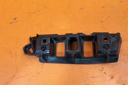 Кронштейн бампера передний правый Volkswagen