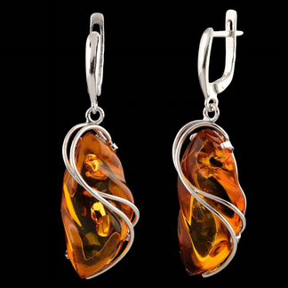 Кольцо из серебра с янтарной вставкой