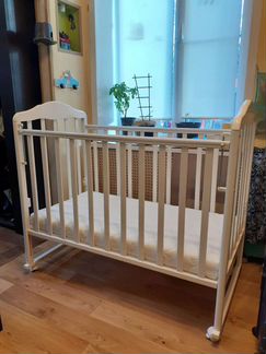 Кроватка детская + матрас + наматрасник + 2 к.бель