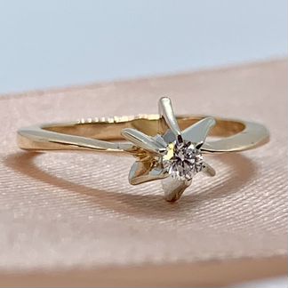 Золотое кольцо с бриллиантом