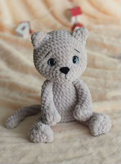 Вязаная плюшевая кошка