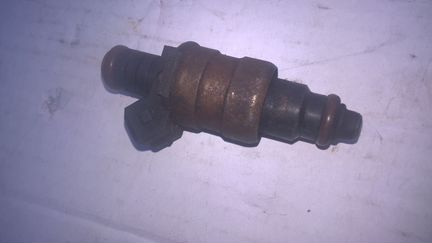 Топливная форсунка 037 906 031 R на VW Пассат В-3