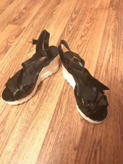 Босоножки из лакированной кожи Milana