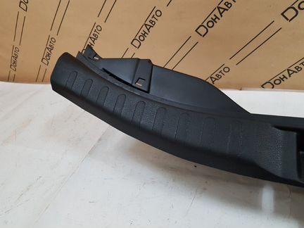 Накладка замка багажника Toyota Rav4 40