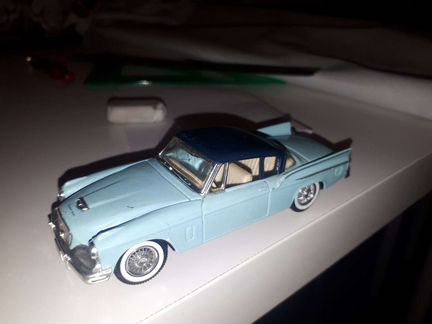 Модель автомобиля studebaker 1957 silver hawk
