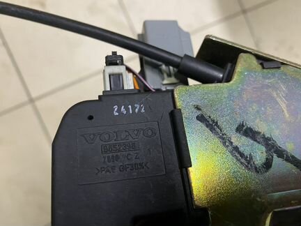 Замок крышки багажника volvo S60/S80 8652398
