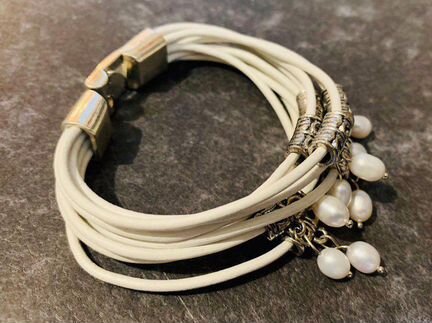 Браслет кожаный с жемчугом, белый