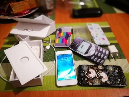 iPhone 5, 16Гб. и 5 чехлов к нему