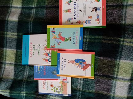 Карлахен книги много