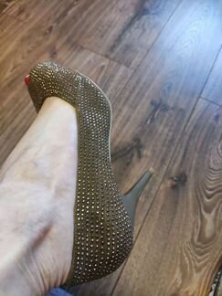 Праздничные замшевые туфли со стразами