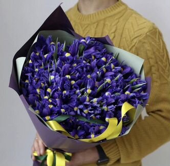 Букет ирисов, ирисы в шляпных коробках