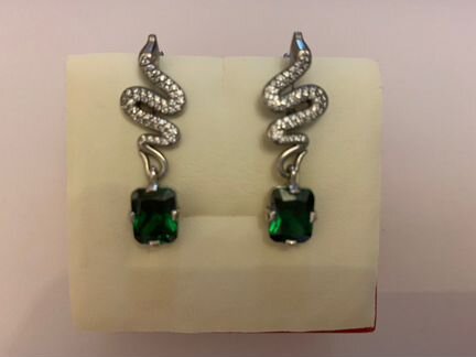 Новые серьги с изумрудом искусственным