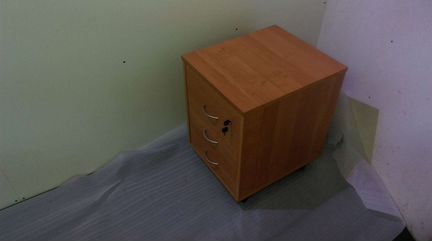 2е тумбы с ящиками, на колёсиках, с замком