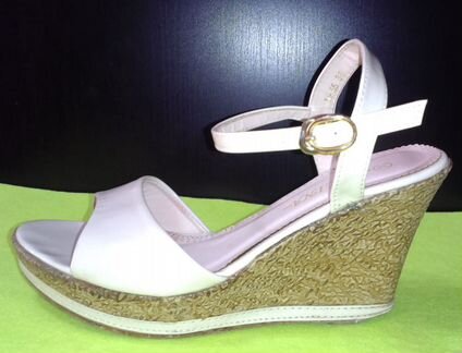 Босоножки сливочного цвета на танкетке, р.38